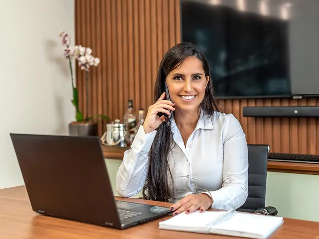 Profissional da S6 Investimentos em atendimento