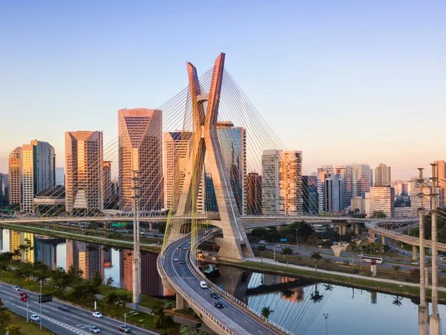 Ponte Octávio Frias de Oliveira e skyline de São Paulo