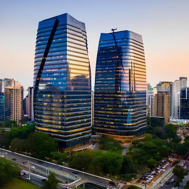 Torres da sede da XP Investimentos em São Paulo